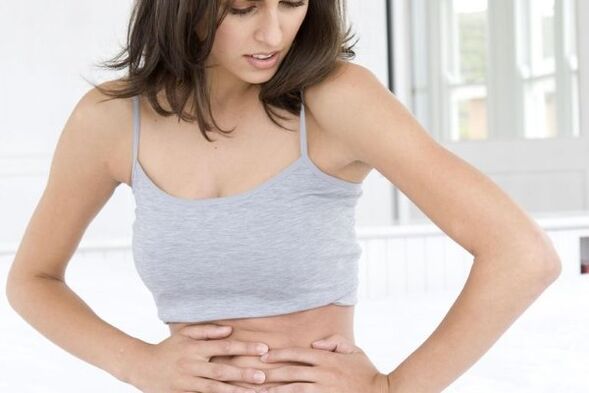 Durerea în zona abdominală este unul dintre primele semne posibile de pancreatită. 